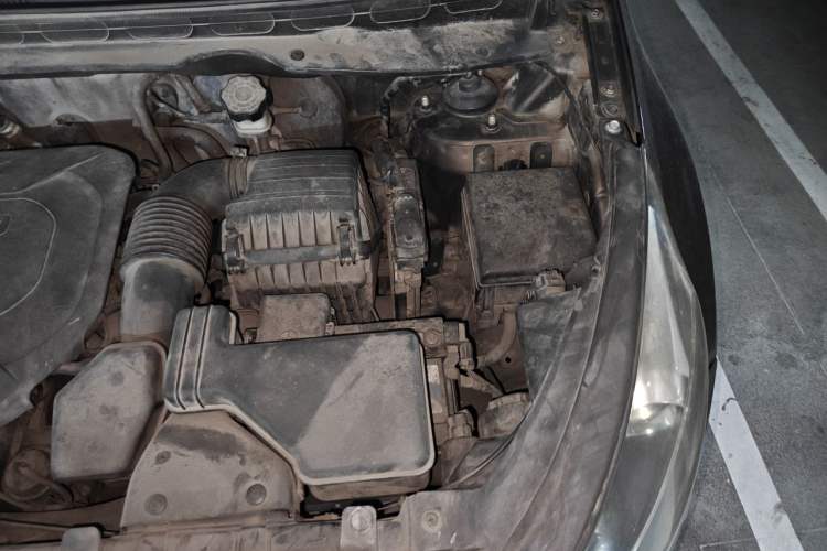 Used Kia Sportage R 2011 2.0L Automatic Two-Wheel Drive GLS Engine Bay Left