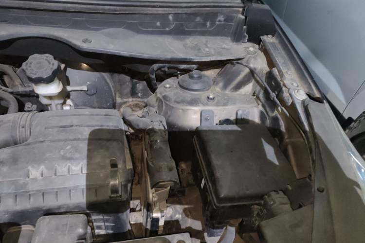 Used Kia Sportage R 2011 2.4L Automatic 4x4 Premium Edition Engine Bay Left