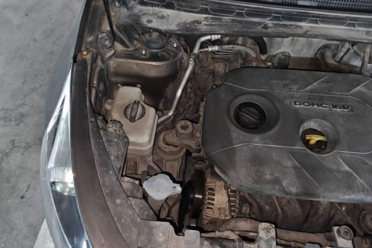 Used Kia Sportage R 2011 2.0L Automatic Two-Wheel Drive GLS Engine Bay Right