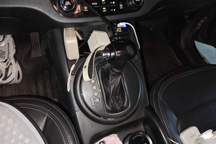 Used Kia Sportage R 2011 2.0L Automatic Two-Wheel Drive GLS Gear Lever