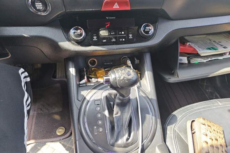 Used Kia Sportage R 2011 2.0L Automatic Two-Wheel Drive GLS Gear Lever