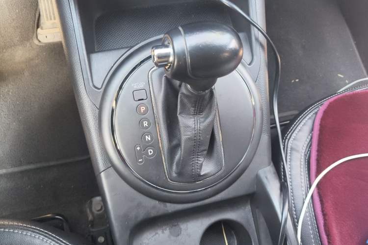Used Kia Sportage R 2011 2.0L Automatic Two-Wheel Drive GLS Gear Lever