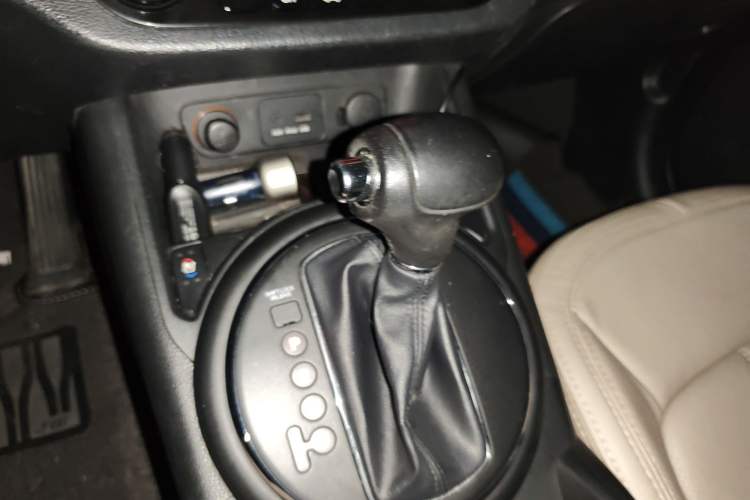 Used Kia Sportage R 2011 2.4L Automatic 4x4 Premium Edition Gear Lever