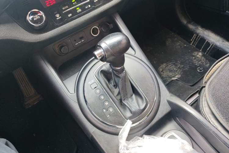 Used Kia Sportage R 2011 2.0L Automatic Two-Wheel Drive GLS Gear Lever