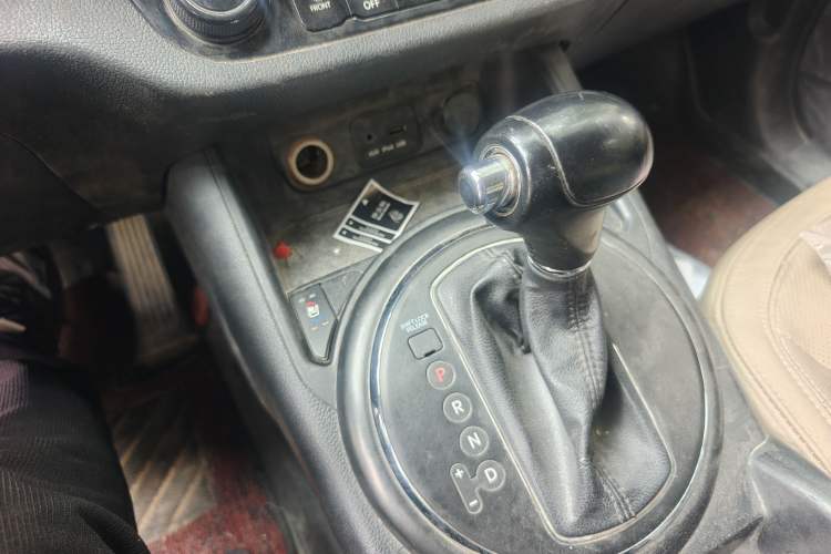 Used Kia Sportage R 2011 2.4L Automatic 4x4 Premium Edition Gear Lever