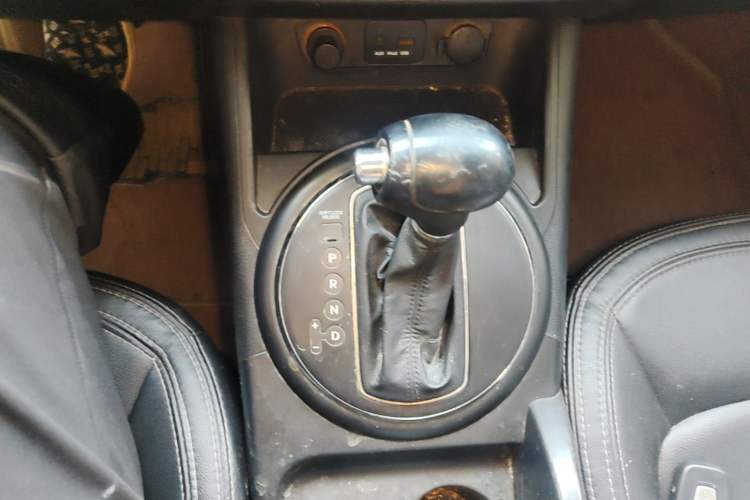 Used Kia Sportage R 2011 2.0L Automatic Two-Wheel Drive Premium Edition Gear Lever