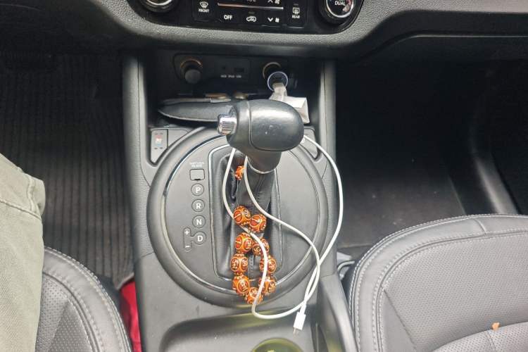 Used Kia Sportage R 2011 2.4L Automatic 4x4 Premium Edition Gear Lever