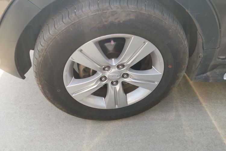 Used Kia Sportage R 2011 2.4L Automatic 4x4 GLS Left Front Wheel Hub