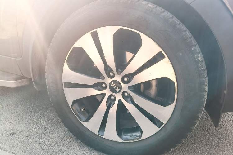Used Kia Sportage R 2011 2.0L Automatic Two-Wheel Drive GLS Right Front Wheel Hub