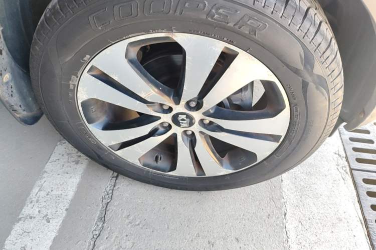 Used Kia Sportage R 2011 2.0L Automatic Two-Wheel Drive Premium Edition Right Front Wheel Hub