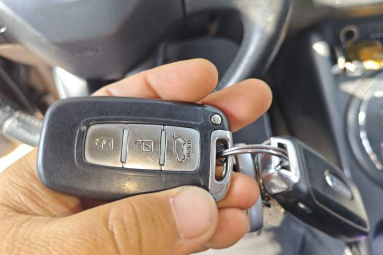 Used Kia Sportage R 2011 2.0L Automatic Two-Wheel Drive GLS Vehicle Key