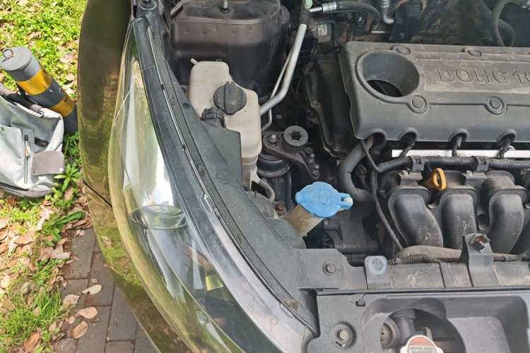 Used Kia Sportage R 2011 2.0L Automatic Two-Wheel Drive GLS Engine Bay Right