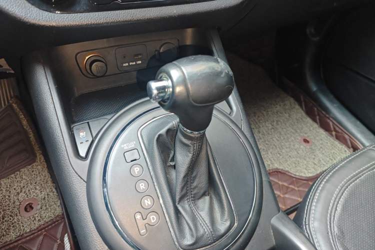 Used Kia Sportage R 2011 2.4L Automatic 4x4 Premium Edition Gear Lever