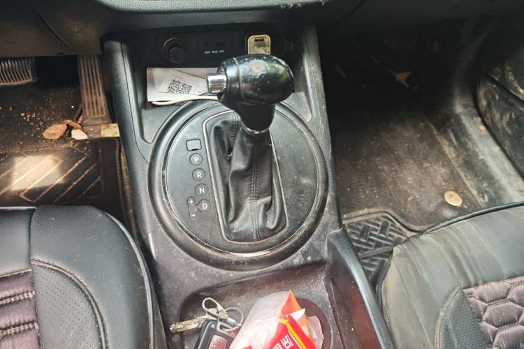 Used Kia Sportage R 2011 2.0L Automatic Two-Wheel Drive GLS Gear Lever