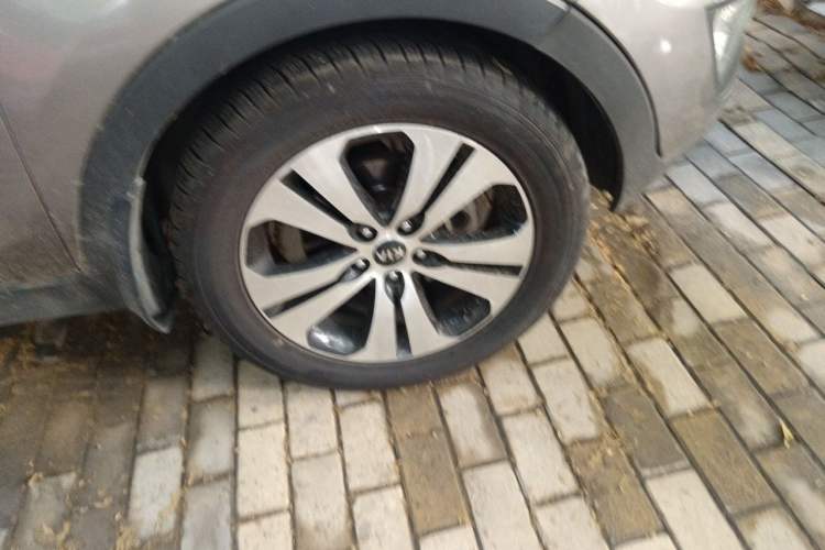 Used Kia Sportage R 2011 2.0L Automatic Two-Wheel Drive Premium Edition Right Front Wheel Hub