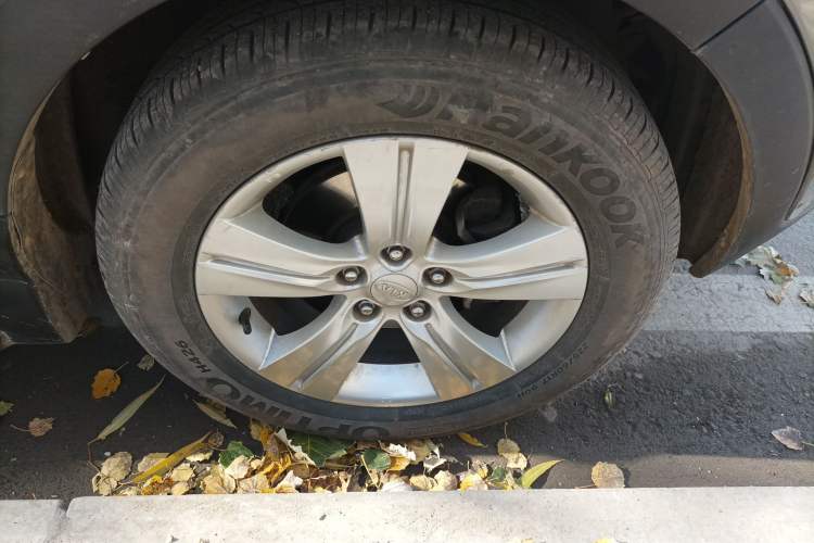 Used Kia Sportage R 2011 2.0L Automatic 4x4 GLS Right Front Wheel Hub