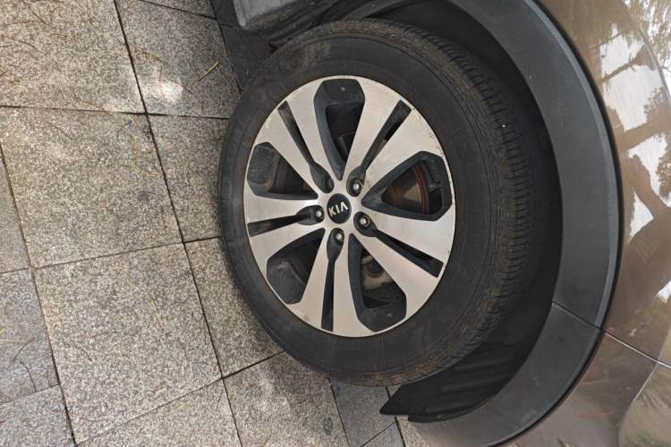 Used Kia Sportage R 2011 2.0L Automatic Two-Wheel Drive Premium Edition Right Front Wheel Hub
