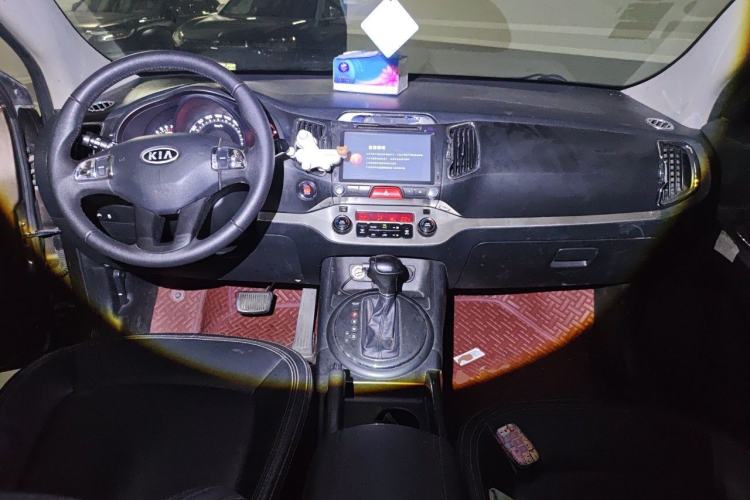 Used Kia Sportage R 2011 2.0L Automatic Two-Wheel Drive GLS Center Console