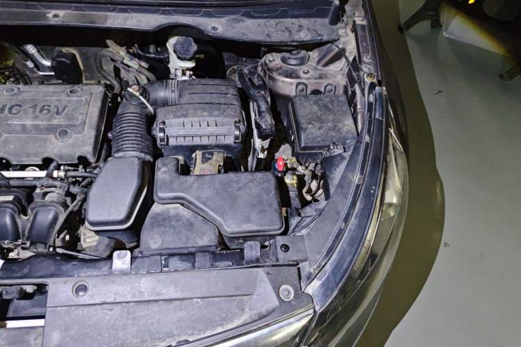 Used Kia Sportage R 2011 2.0L Automatic Two-Wheel Drive GLS Engine Bay Left