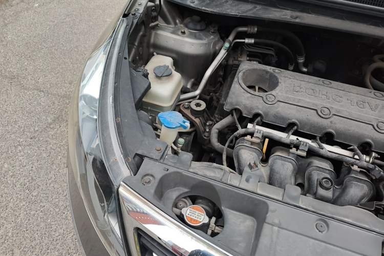 Used Kia Sportage R 2011 2.0L Automatic Two-Wheel Drive GLS Engine Bay Right