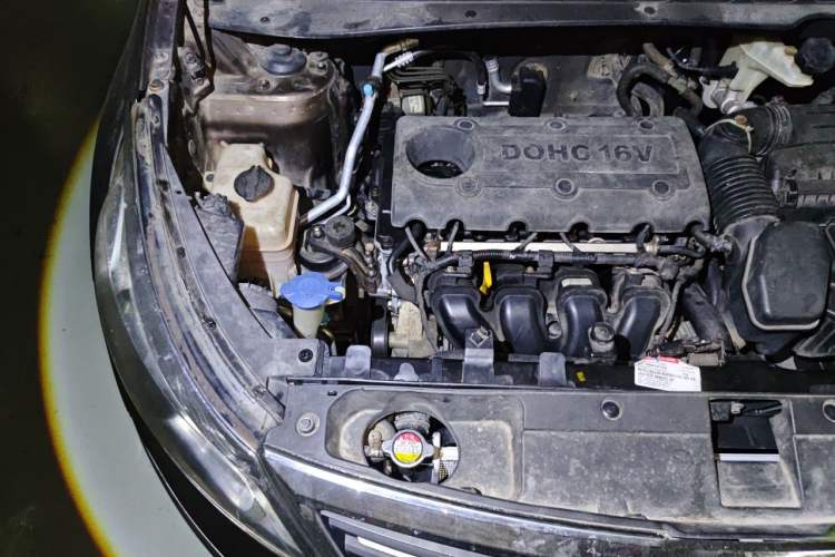 Used Kia Sportage R 2011 2.0L Automatic Two-Wheel Drive GLS Engine Bay Right