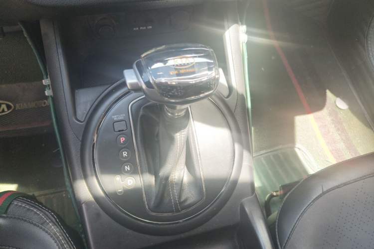 Used Kia Sportage R 2011 2.0L Automatic Two-Wheel Drive Premium Edition Gear Lever