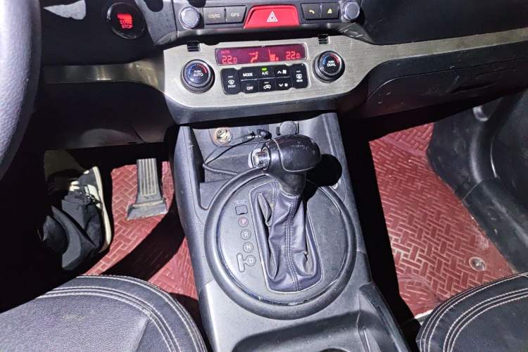 Used Kia Sportage R 2011 2.0L Automatic Two-Wheel Drive GLS Gear Lever