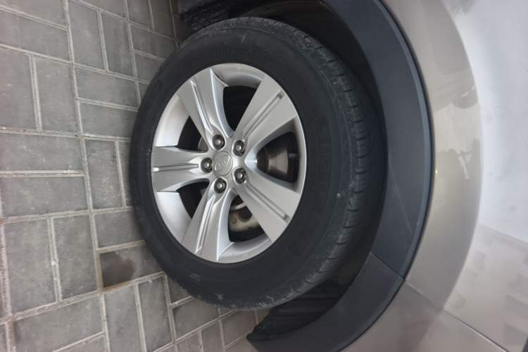 Used Kia Sportage R 2011 2.0L Automatic Two-Wheel Drive GLS Right Front Wheel Hub