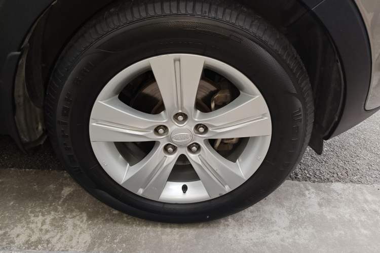 Used Kia Sportage R 2011 2.0L Automatic Two-Wheel Drive GLS Right Front Wheel Hub