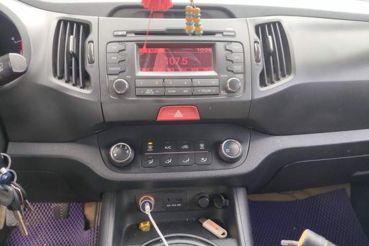 Used Kia Sportage R 2011 2.0L Manual Two-Wheel Drive GL Trim Audio And AC Panel