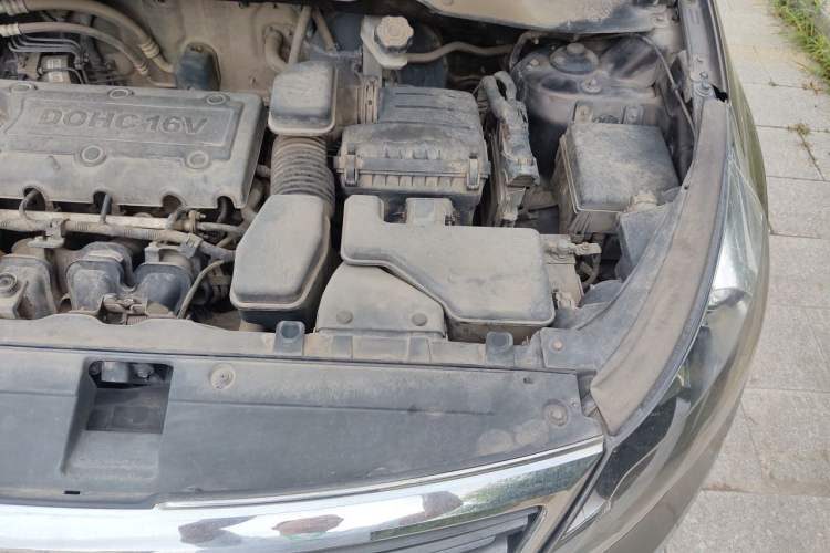 Used Kia Sportage R 2011 2.0L Manual Two-Wheel Drive GL Trim Engine Bay Left