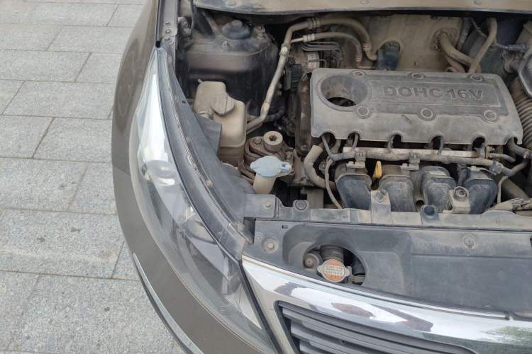 Used Kia Sportage R 2011 2.0L Manual Two-Wheel Drive GL Trim Engine Bay Right