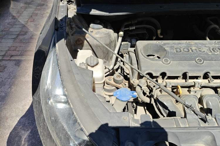 Used Kia Sportage R 2011 2.0L Automatic Two-Wheel Drive Premium Edition Engine Bay Right