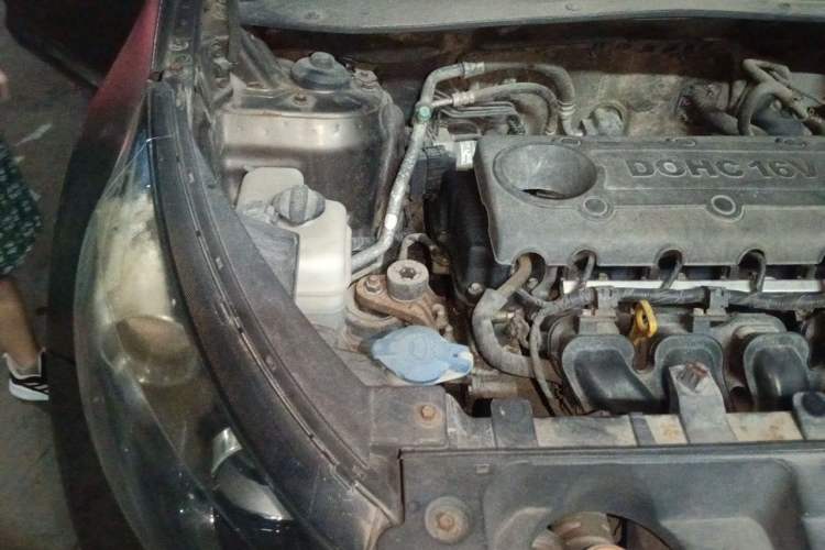 Used Kia Sportage R 2011 2.0L Automatic Two-Wheel Drive Premium Edition Engine Bay Right