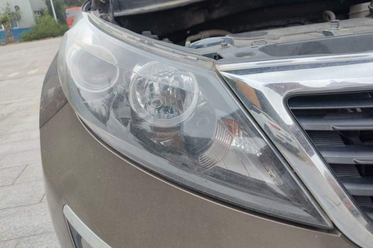 Used Kia Sportage R 2011 2.0L Manual Two-Wheel Drive GL Trim Right Front Headlight