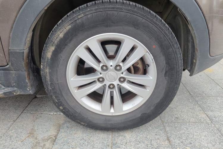 Used Kia Sportage R 2011 2.0L Manual Two-Wheel Drive GL Trim Right Front Wheel Hub