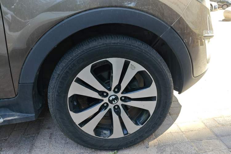 Used Kia Sportage R 2011 2.0L Automatic Two-Wheel Drive Premium Edition Right Front Wheel Hub