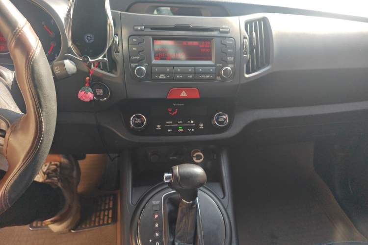 Used Kia Sportage R 2011 2.0L Automatic Two-Wheel Drive Premium Edition Audio And AC Panel