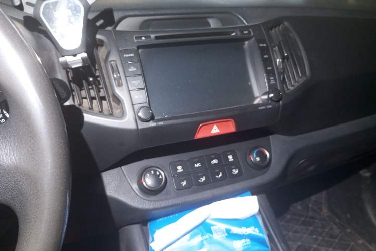Used Kia Sportage R 2011 2.0L Manual Two-Wheel Drive GL Trim Audio And AC Panel