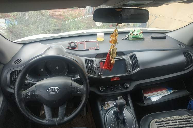 Used Kia Sportage R 2011 2.0L Automatic Two-Wheel Drive GL Center Console