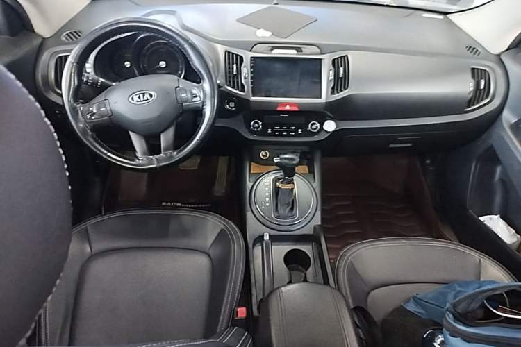 Used Kia Sportage R 2011 2.0L Automatic Two-Wheel Drive GLS Center Console