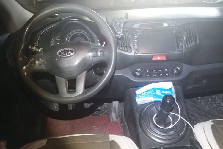 Used Kia Sportage R 2011 2.0L Manual Two-Wheel Drive GL Trim Center Console