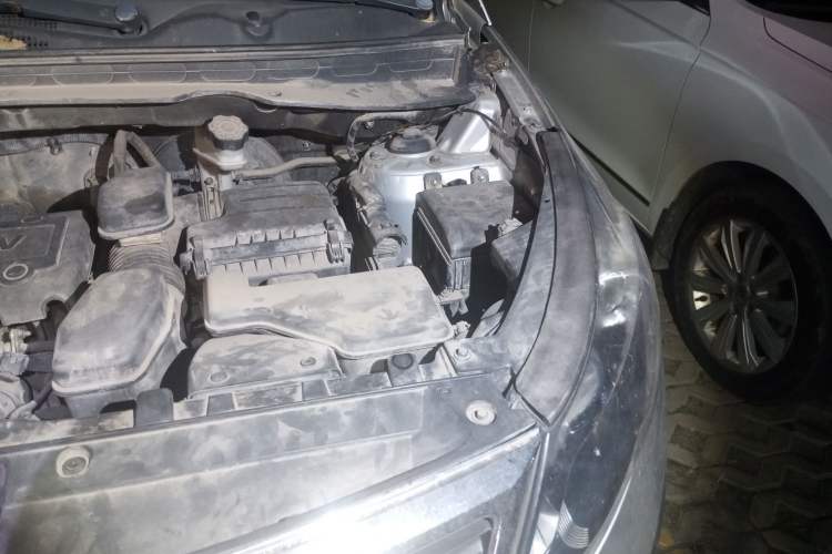 Used Kia Sportage R 2011 2.0L Manual Two-Wheel Drive GL Trim Engine Bay Left