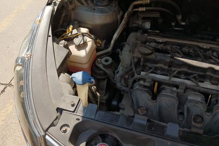Used Kia Sportage R 2011 2.0L Automatic Two-Wheel Drive Premium Edition Engine Bay Right