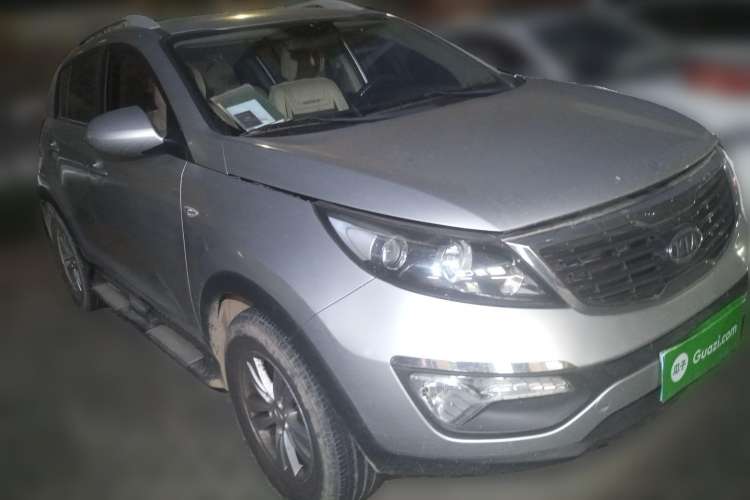 Used Kia Sportage R 2011 2.0L Manual Two-Wheel Drive GL Trim Front Right 45 Deg