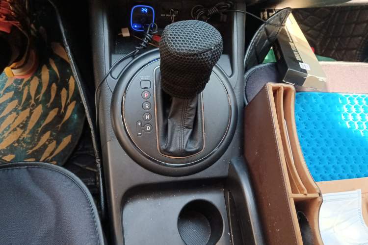 Used Kia Sportage R 2011 2.0L Automatic Two-Wheel Drive Premium Edition Gear Lever