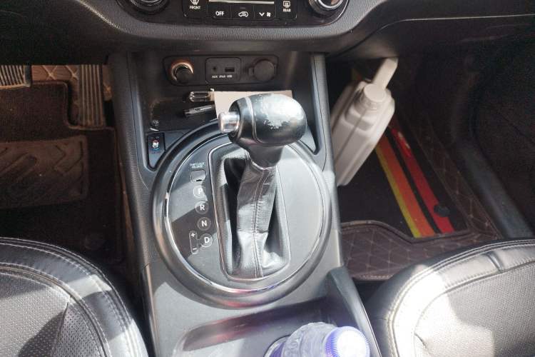 Used Kia Sportage R 2011 2.4L Automatic 4x4 Premium Edition Gear Lever