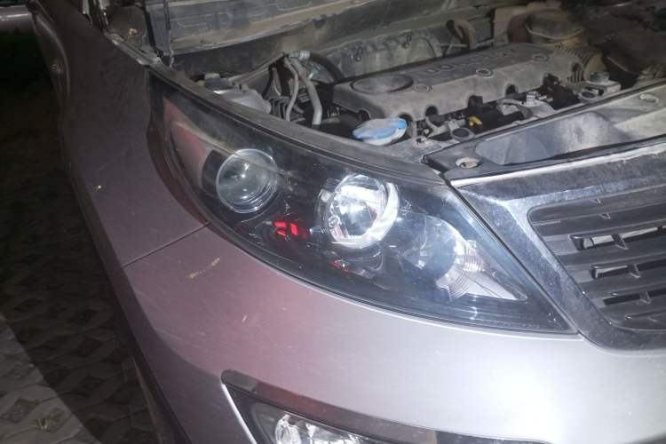 Used Kia Sportage R 2011 2.0L Manual Two-Wheel Drive GL Trim Right Front Headlight