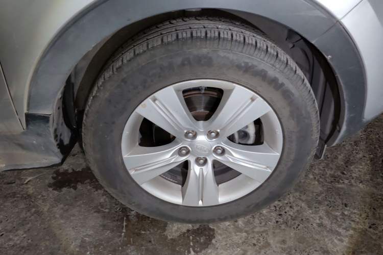 Used Kia Sportage R 2011 2.0L Automatic Two-Wheel Drive GLS Right Front Wheel Hub