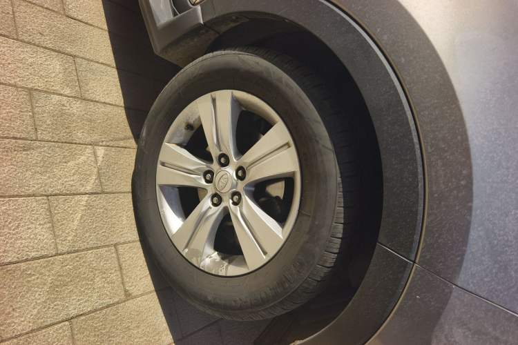Used Kia Sportage R 2011 2.0L Automatic Two-Wheel Drive GLS Right Front Wheel Hub
